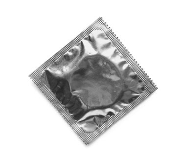 Paketlenmiş prezervatif beyaz arkaplanda izole edildi