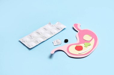 Kağıt insan midesi ve aktive edilmiş karbon hapları.