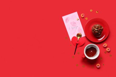 Bir fincan kekli çay, kırmızı arka planda şenlik kartı ve dekor. Sevgililer Günü kutlaması