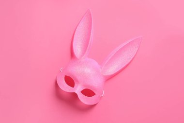 Renkli arka planda pembe tavşan maskesi