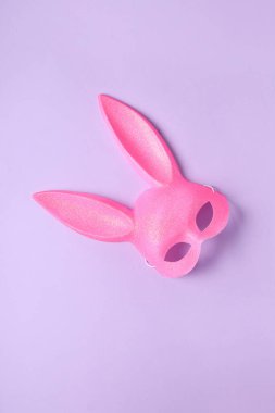 Leylak arkaplanda pembe tavşan maskesi