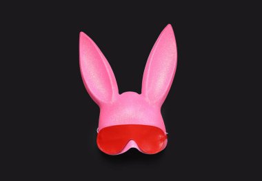 Siyah arkaplanda pembe tavşan maskesi