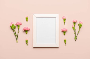 Bej arka planda güzel pembe çiçekli beyaz çerçeve