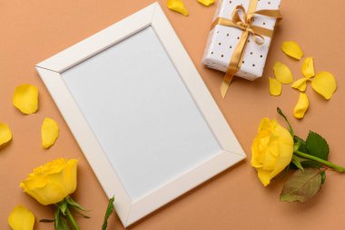 Arkaplanda sarı güller ve taç yaprakları olan çerçeve