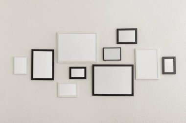 Işık duvarında fotoğraf çerçeveleri olan kompozisyon