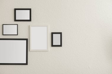 Işık duvarında fotoğraf çerçeveleri olan kompozisyon