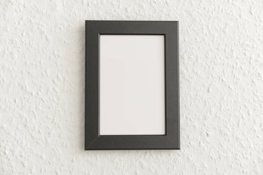 Işık duvarında siyah fotoğraf çerçevesi