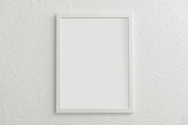 Işık duvarında asılı boş fotoğraf çerçevesi