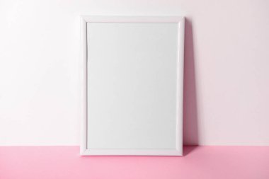 Pembe arkaplanda güzel bir çerçeve