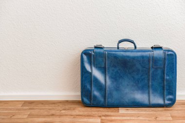 Odadaki mavi deri bavul.