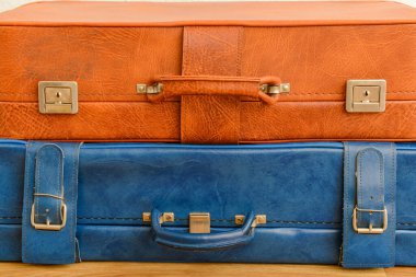 Kahverengi ve mavi deri bavullar odada yerde. Yakın çekim.