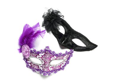 Beyaz arkaplanda parlak karnaval maskeleri