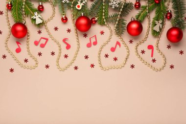 Köknar dallı kompozisyon, güzel Noel süslemeleri ve renk arkaplanındaki not tabelaları
