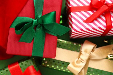 Arka plan olarak Noel hediye kutuları, yakın plan