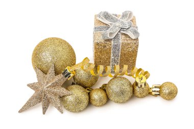 Noel topları ve beyaz arka planda yılanbalığı olan hediye kutusu.