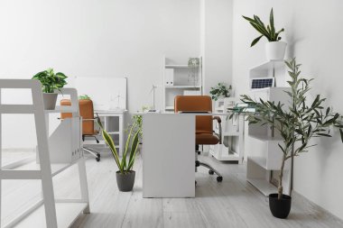 Mühendis masaları ve rüzgar türbini modelleriyle ofis içi