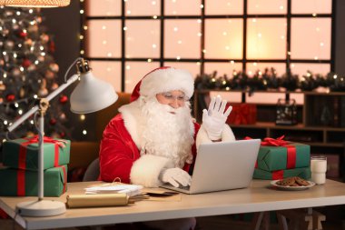 Akşam evde dizüstü bilgisayarlı Noel Baba sohbet ediyor.