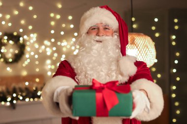 Noel arifesinde evde hediye kutusuyla Noel Baba