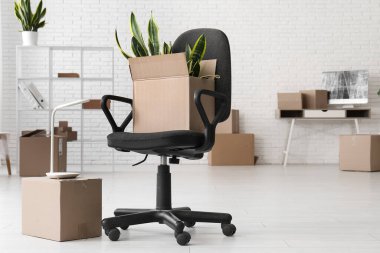 Ofisteki sandalyeli kutuyu taşıyorum.