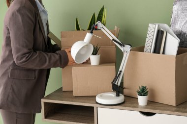 Ofiste kutuları taşıyan iş kadını, yakın plan.