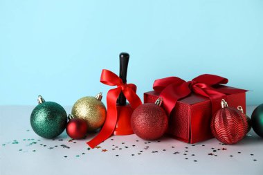 Noel hediyesi, Noel çanı ve mavi arka planda süslemeler.