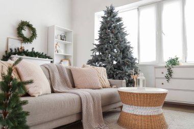 Güzel Noel ağacı, masa ve kanepe oturma odasının iç tarafında.