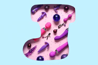 Dekorasyon ve seks oyuncaklarından yapılmış Noel çorapları renk arkaplanındaki delikten görülebiliyor.