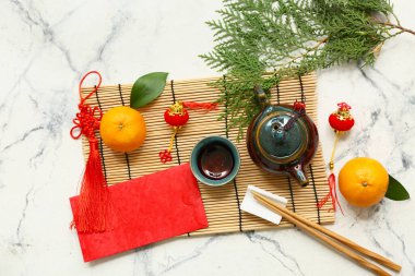 Mandalinalı zarf, bir fincan çay ve grunge beyaz arka planda Çin sembolleri. Yeni yıl kutlaması