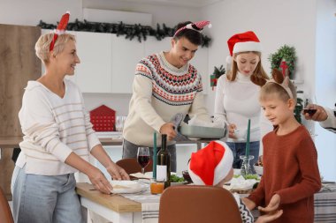 Mutfaktaki Noel yemeğinde büyük aile sofrası.