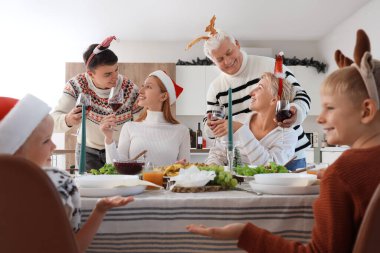 Büyük bir aile mutfakta Noel yemeği yiyor.