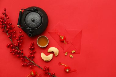 Fal kurabiyeli çay ve kırmızı arka planda Çince semboller. Yeni yıl kutlaması