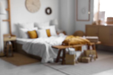 Yatak odasının içi rahat yatak odası ve Noel hediyeleriyle dolu bank. Bulanık görünüm