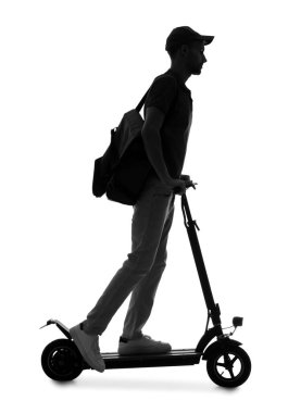 Beyaz arka planda elektrikli scooter kullanan yemek çantası olan erkek kuryenin silueti.