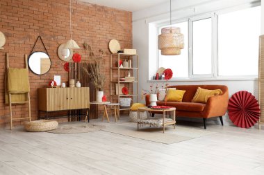 Çin Yeni Yıl kutlamaları için kanepe, çekmece ve dekorla oturma odasının içinde.