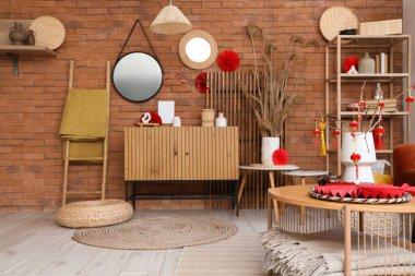 Çin Yeni Yıl kutlamaları için masa, çekmece ve dekorla oturma odasının içinde.