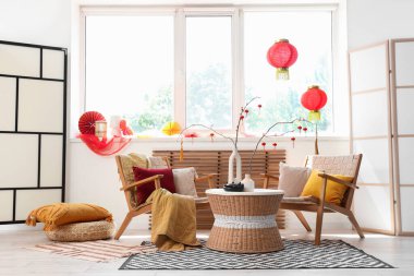 Çin Yeni Yıl kutlamaları için koltuklu, masalı ve dekorlu oturma odasının içi.