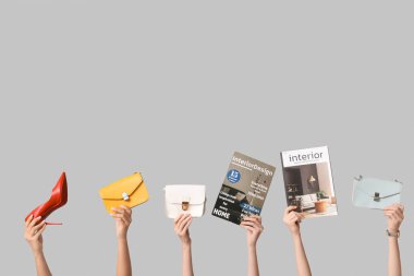 Farklı dergilerden kadın elleri, yüksek topuklu ayakkabılar ve gri arka planda şık çantalar.