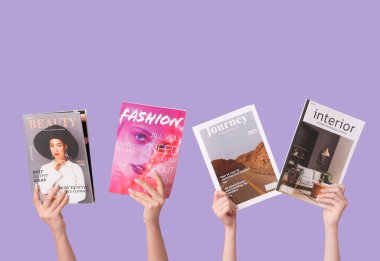 Leylak arka planında farklı dergilere sahip kadın elleri