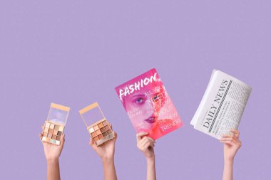 Dergi, gazete ve eflatun kaplamalı kadın elleri