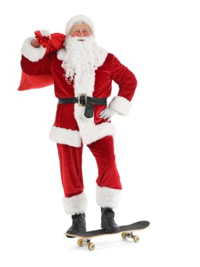 Beyaz arka planda izole edilmiş çanta ve kaykaylı Noel Baba