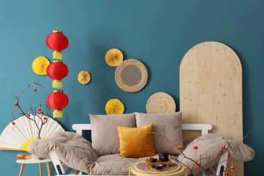 Çin Yeni Yıl kutlamaları için kanepe, masa ve dekorla oturma odasının içinde.