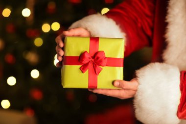 Noel Baba, Noel arifesinde hediye kutusuyla eve gelir. Kapatın.