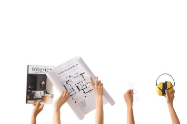 Beyaz arka planda ev planı, malzeme ve dergiye sahip mimarlar.