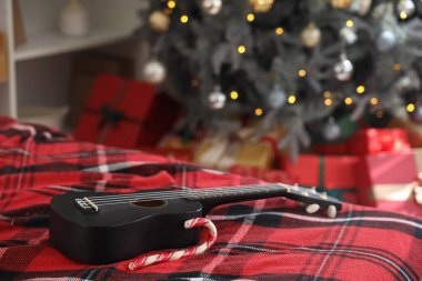 Ukulele Noel için dekore edilmiş odada, yakın plan.