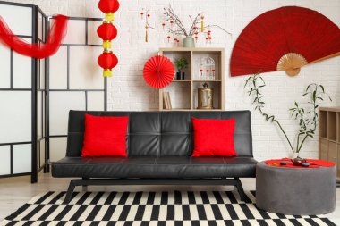 Çin Yeni Yıl kutlamaları için siyah kanepesi ve süslemeleri olan modern oturma odası.