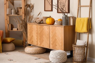 Balkabağı, çekmece sandığı, sonbaharda oturma odasının iç kısmında puf ve merdiven.