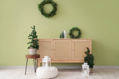 İçinde Noel ağaçları, çelenkler ve klozet olan bir oda.