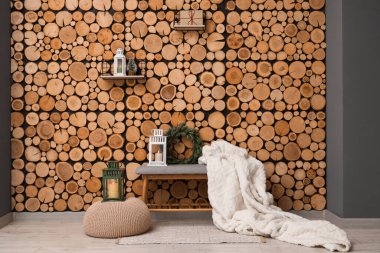 Odanın içinde Noel fenerleri ve yumuşak banklar var.