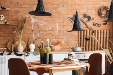Cadılar Bayramı için dekore edilmiş yemek masası olan şık bir mutfak.