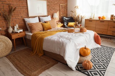 Yatak odasının içi balkabakları, otlar ve masalarla dolu.